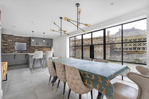 5 bedroom end of terrace house for sale