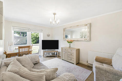 Feltham Hill Road, Ashford, Surrey, TW15 2 bed apartment for sale
