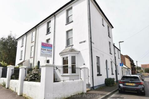 4 bedroom end of terrace house for sale