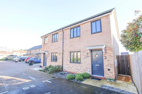 3 bedroom semi-detached house for sale