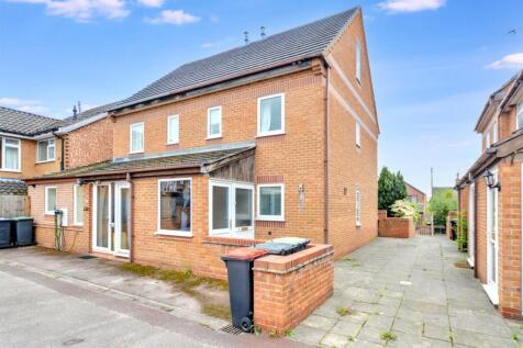 Gatehouse Court, Chilwell, Nottingham 3 bed semi