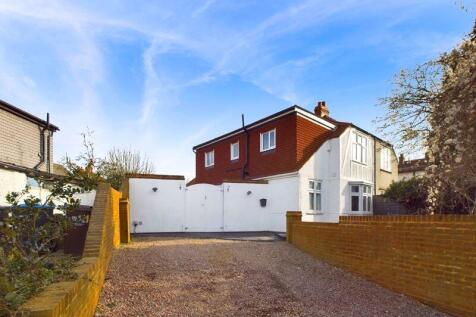 FOXON LANE, CATERHAM ON THE HILL 5 bed semi