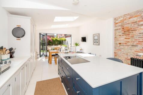 5 bedroom town house for sale