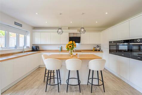 5 bedroom semi-detached house for sale