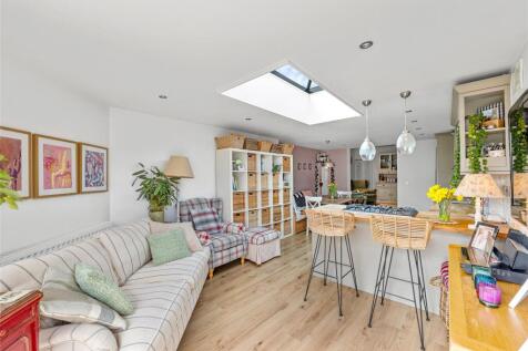 New North Road, Reigate, Surrey, RH2 2 bed semi