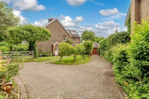Norwood Hill Road, Charlwood, Horley... 3 bed semi