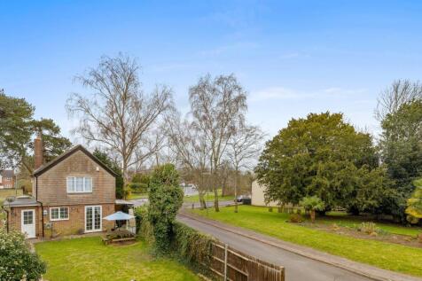 Lee Street, Horley, Surrey, RH6 3 bed detached house for sale