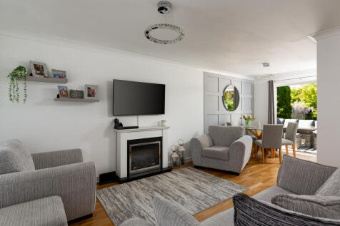 Charlesfield Road, Horley, Surrey, RH6 2 bed house for sale