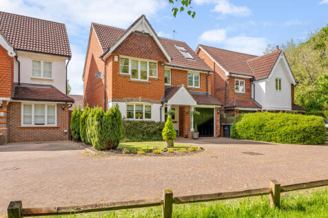 Furze Close, Horley, Surrey, RH6 5 bed detached house for sale