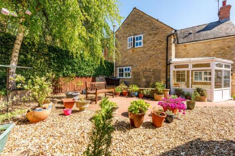 High Street, Stoke Goldington... 2 bed semi