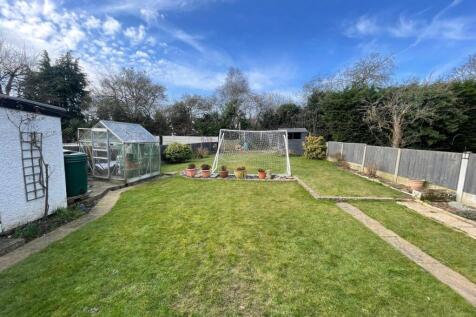 Weir Gardens, Rayleigh, Essex, SS6 2 bed bungalow for sale