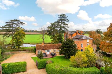 Watermill Lane, Wolverton Mill... 4 bed barn conversion for sale