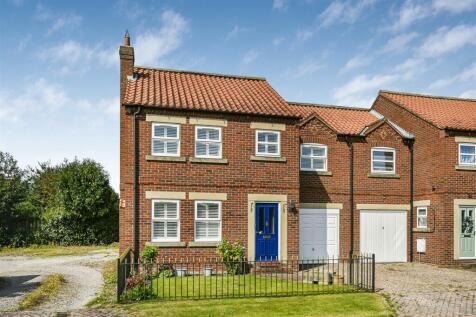 Swan Farm Court, Deighton 4 bed link detached house for sale