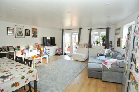 Burleigh Gardens, Ashford TW15 3 bed semi