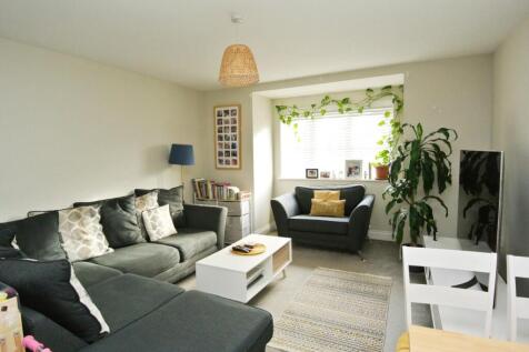 Chertsey Road, Ashford TW15 2 bed apartment for sale