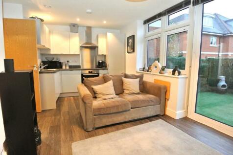 Pound Road, Chertsey KT16 1 bed flat for sale
