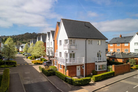 Chequers Avenue, High Wycombe HP11 4 bed semi
