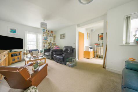 4 bedroom end of terrace house for sale