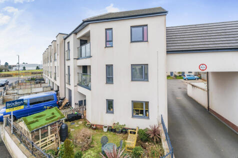 4 bedroom end of terrace house for sale
