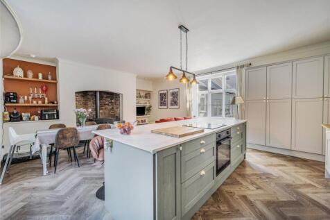 4 bedroom terraced house for sale