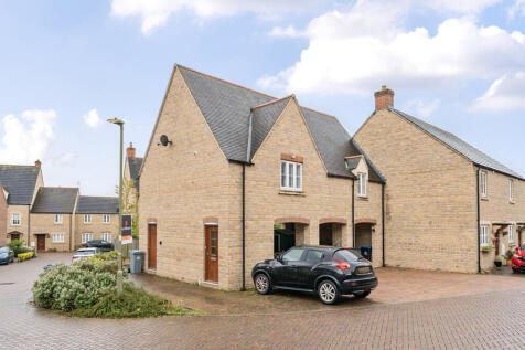 Carriage Crescent, Witney, Oxfordshire 2 bed end of terrace house for sale
