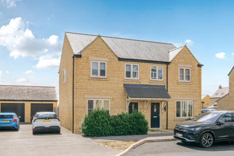3 bedroom semi-detached house for sale