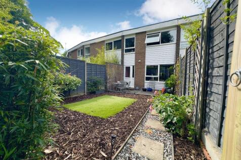 April Close, Horsham 2 bed terraced house for sale
