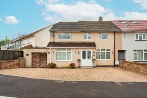 4 bedroom end of terrace house for sale