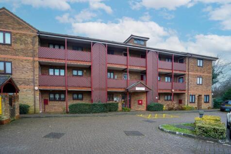 Moatfield Road, Bushey... 2 bed apartment for sale