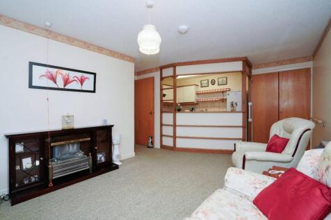 Moatfield Road, Bushey, WD23 2 bed flat for sale