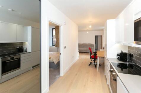 Aldenham Road, Bushey, WD23 2 bed flat for sale