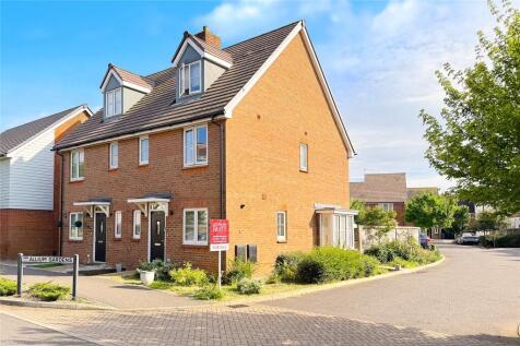 Hornbeam Avenue, Angmering... 3 bed semi