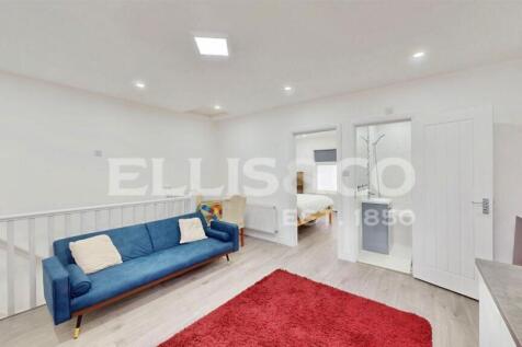 Victoria Road, Uxbridge, Middlesex... 2 bed maisonette for sale