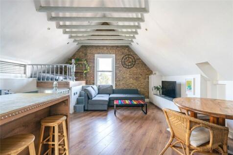 Streatham High Road, London... 2 bed flat for sale