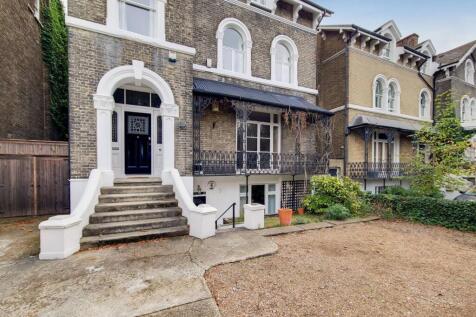 Kidbrooke Park Road, Blackheath... 2 bed flat for sale