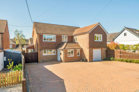 Bull Lane, Waltham Chase... 5 bed house for sale