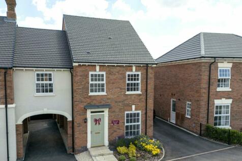 3 bedroom link detached house for sale