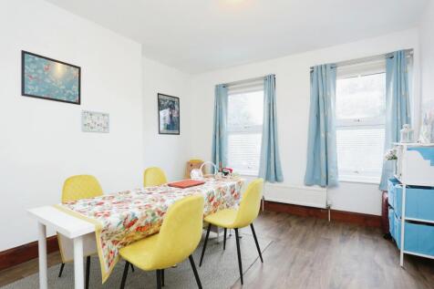 3 bedroom flat for sale