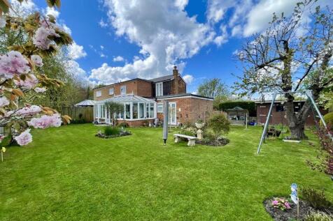 Leatherhead Road, Chessington 2 bed semi