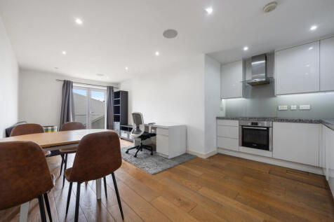 Mile End Road, Whitechapel, E1 2 bed flat for sale