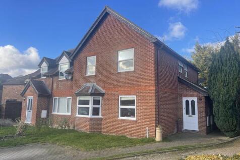 Walnut Grove, Wooburn Green HP10 4 bed semi