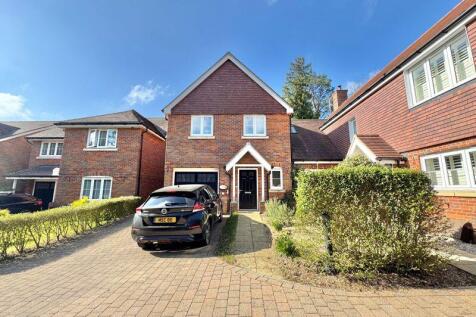 Terriers Drive, High Wycombe HP13 4 bed semi