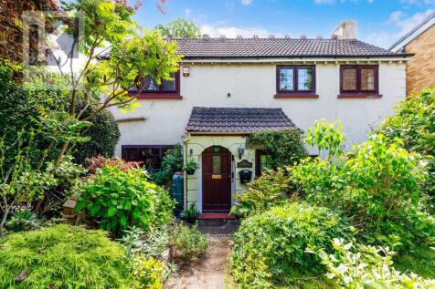 Old Bridge Lane, Epsom, KT17 3 bed detached house for sale