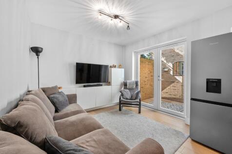 Longmans Mews, Kingston Road, Raynes... 2 bed apartment for sale