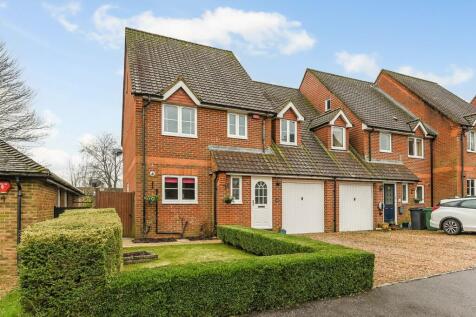 Penrose Way, Four Marks, Alton... 4 bed semi