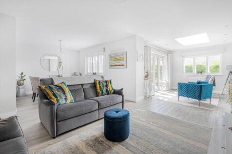 Nelson Drive, Medstead, Alton, Hampshire 4 bed detached house for sale