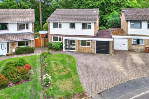 4 bedroom link detached house for sale