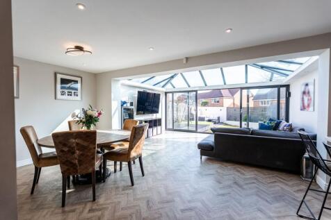Grantley Place, Huddersfield, HD2 4 bed detached house for sale