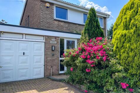 3 bedroom link detached house for sale