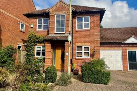 4 bedroom link detached house for sale